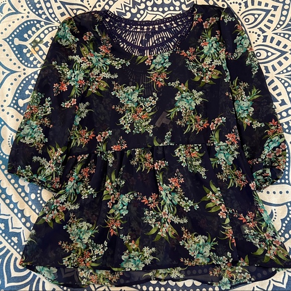 CHARMING CHARLIE SIZE L LARGE NAVY FLORAL SHEER CROCHET ADORABLE SHIRT TOP 203 - Picture 2 of 12